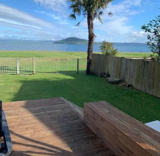 Beautiful Lakefront Location Ferienhaus