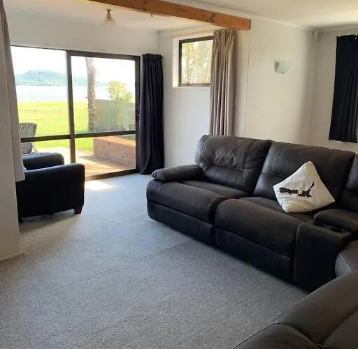 Beautiful Lakefront Location Ferienhaus *